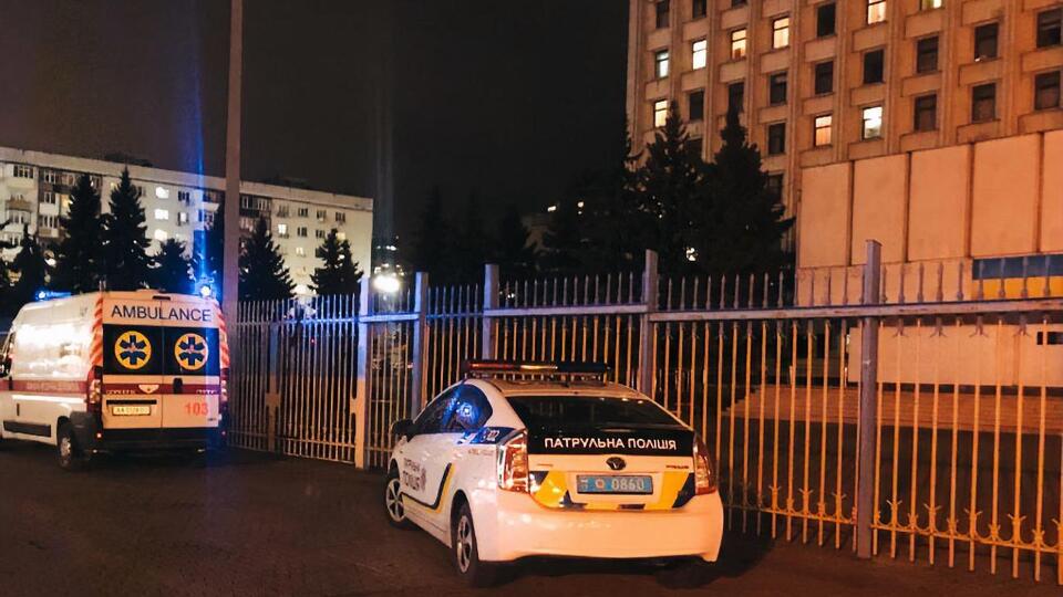 Мужчина умер в здании ЦИК от огнестрельного ранения, сообщают СМИ