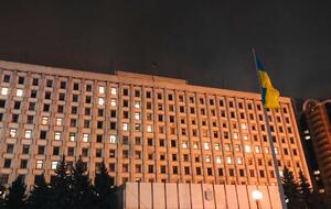 Військовослужбовець загинув у будівлі ЦВК від поранення в голову