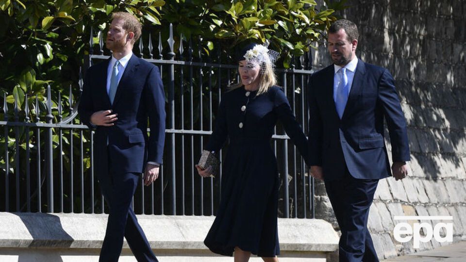 Філліпс (праворуч) відмовився коментувати участь у рекламі молока