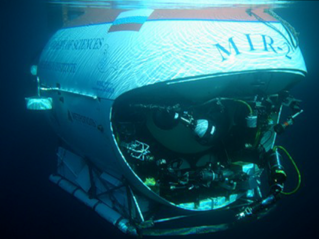 На дно Байкала спускались на батискафе "Мир"