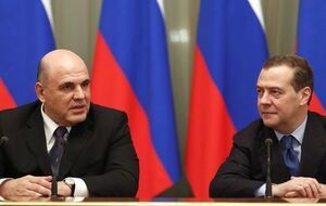 Мишустин (слева) сменил Медведева на посту главы правительства России