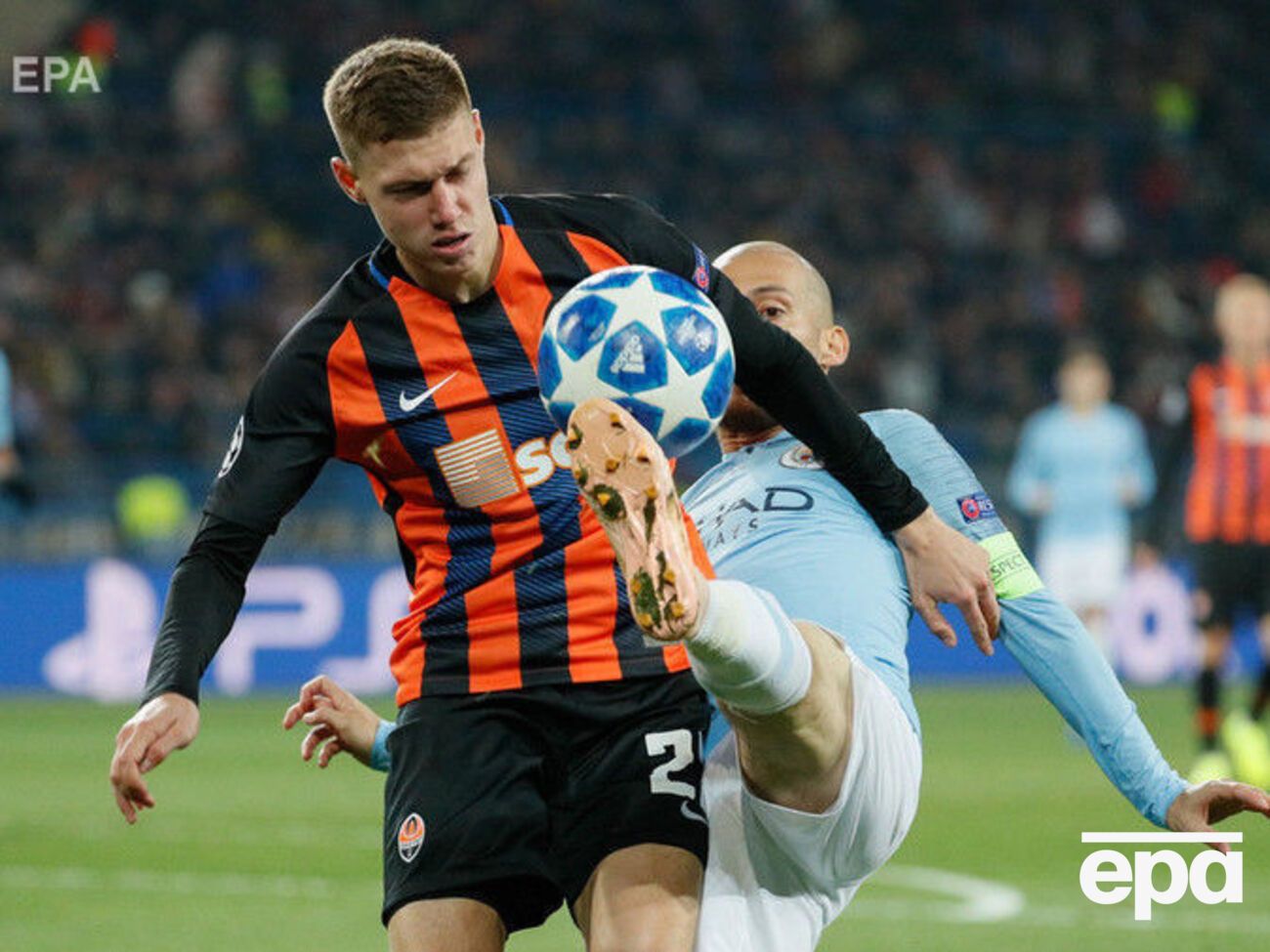 Матвиенко (слева) в текущем сезоне сыграл 21 матч за "Шахтер"