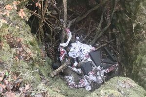 Части мемориальной таблички и рушники выбросили в яму