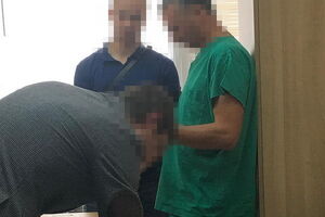 В октябре хирурга задержали на рабочем месте