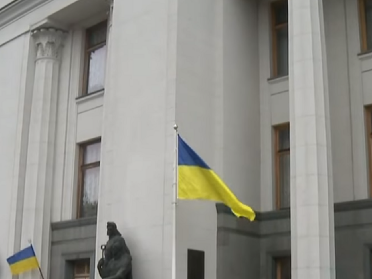 Под Радой прозвучал гимн Украины