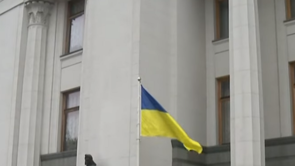 Под Радой прозвучал гимн Украины