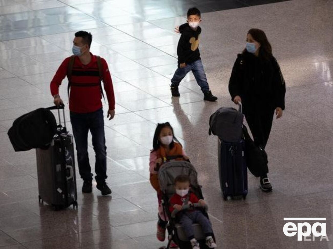 Женщину из аэропорта увезли в больницу