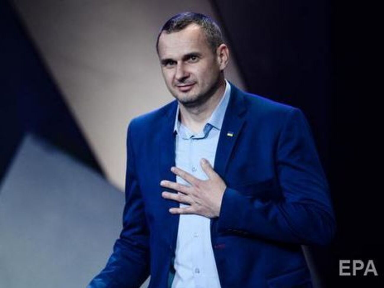 Мы делали революцию и воевали с врагом ради свободы. А сейчас власть поздравляет главного противника Украины с праздниками