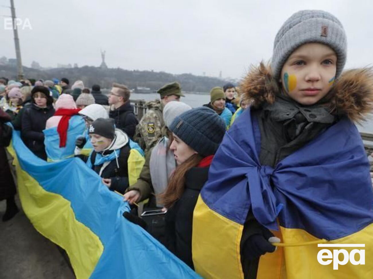 В Киеве в День соборности украинцы выстроились в живую цепь. Фоторепортаж