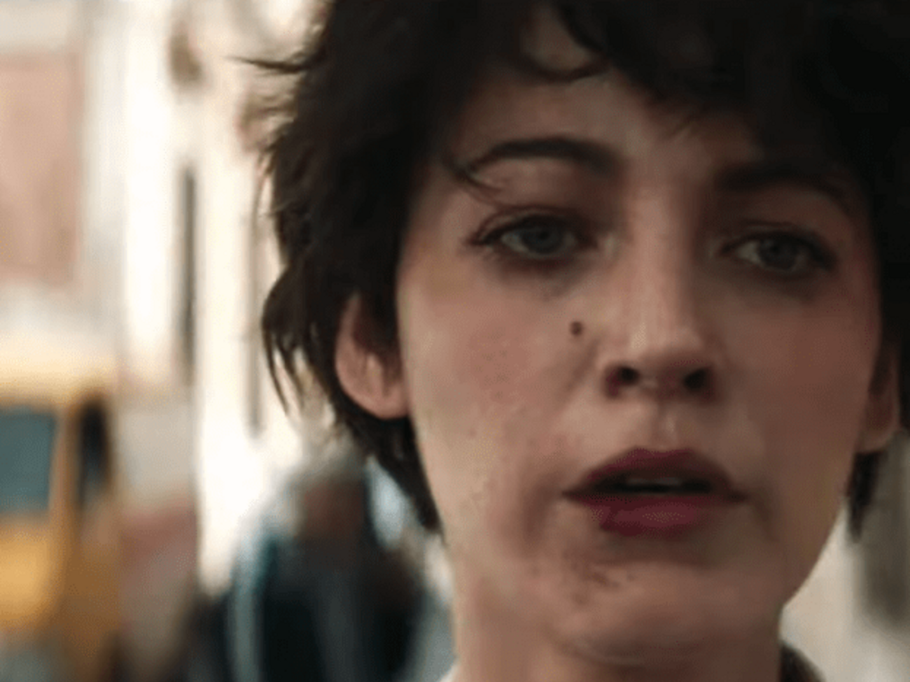 Главная героиня потеряла семью в авиакатастрофе