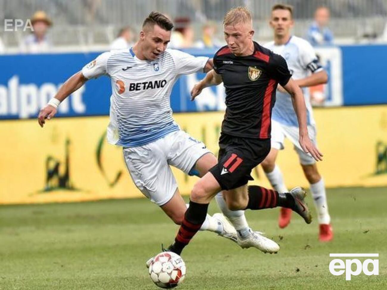 Кулач (справа) последние полгода провел в "Гонведе"