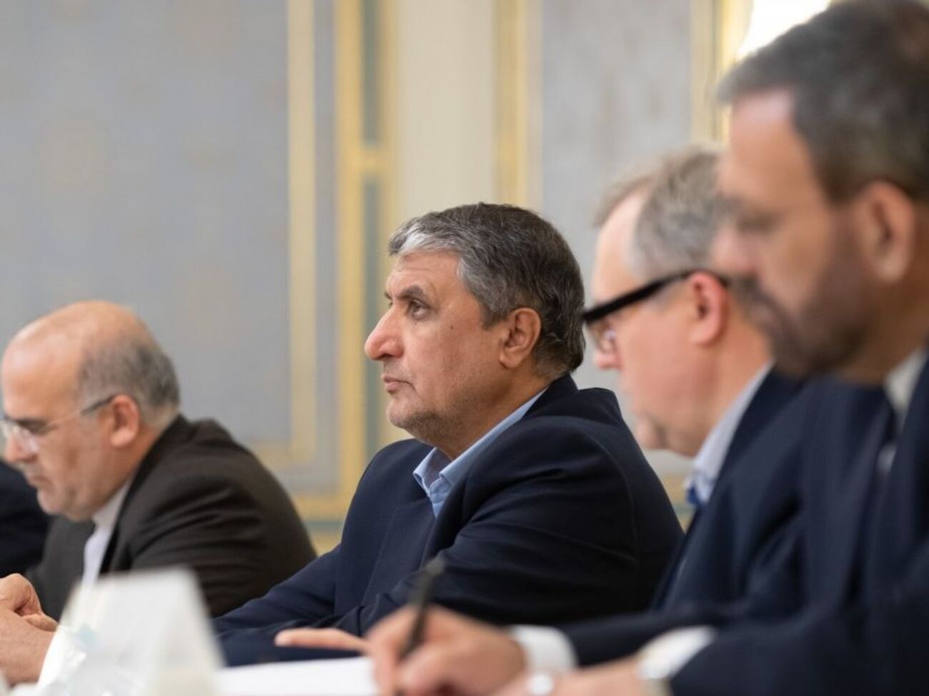 Эслами (в центре) рассказал о переговорах с украинскими властями