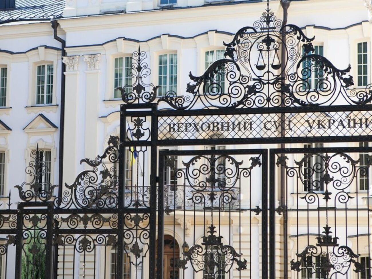 Судьи находились в совещательной комнате менее минуты, после чего вынесли это решение, заявили в НБУ