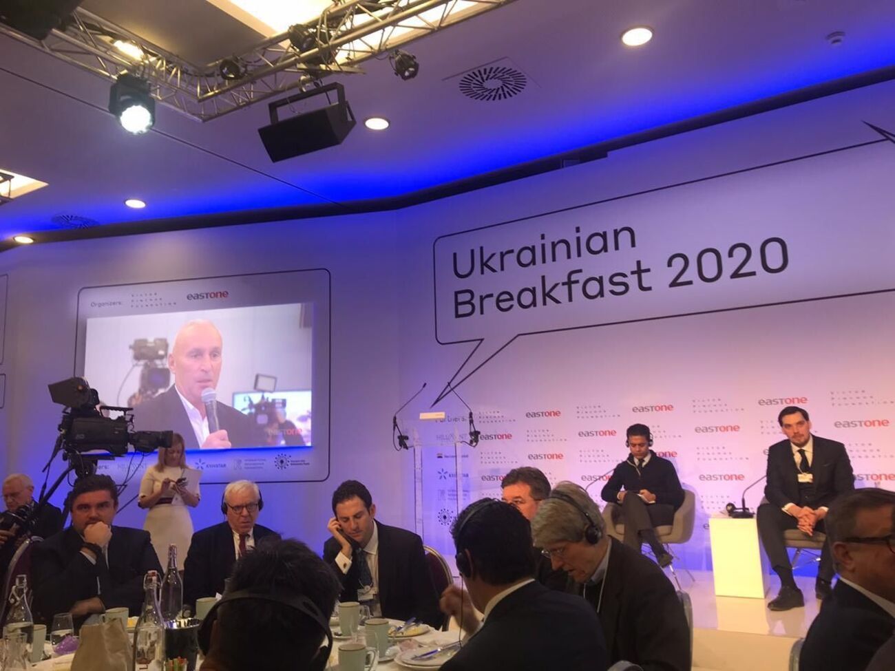 Ярославский &ndash; Гончаруку:&nbsp;Я слышал, что "очень нежно" вы будете относиться к иностранным инвесторам &ndash; у них будут "няни". Я хочу спросить у премьер-министра: а будут ли "няни" для местных инвесторов?