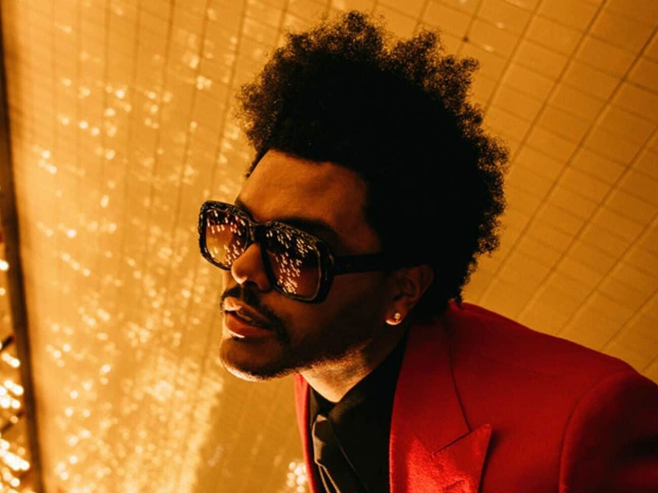 Дія ролика відбувається в нічному місті