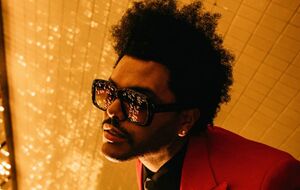 Дія ролика відбувається в нічному місті