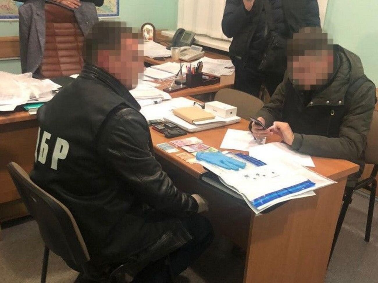 Чиновника затримали під час отримання всієї суми неправомірної вигоди