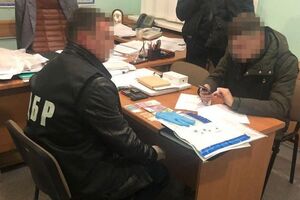 Чиновника затримали під час отримання всієї суми неправомірної вигоди