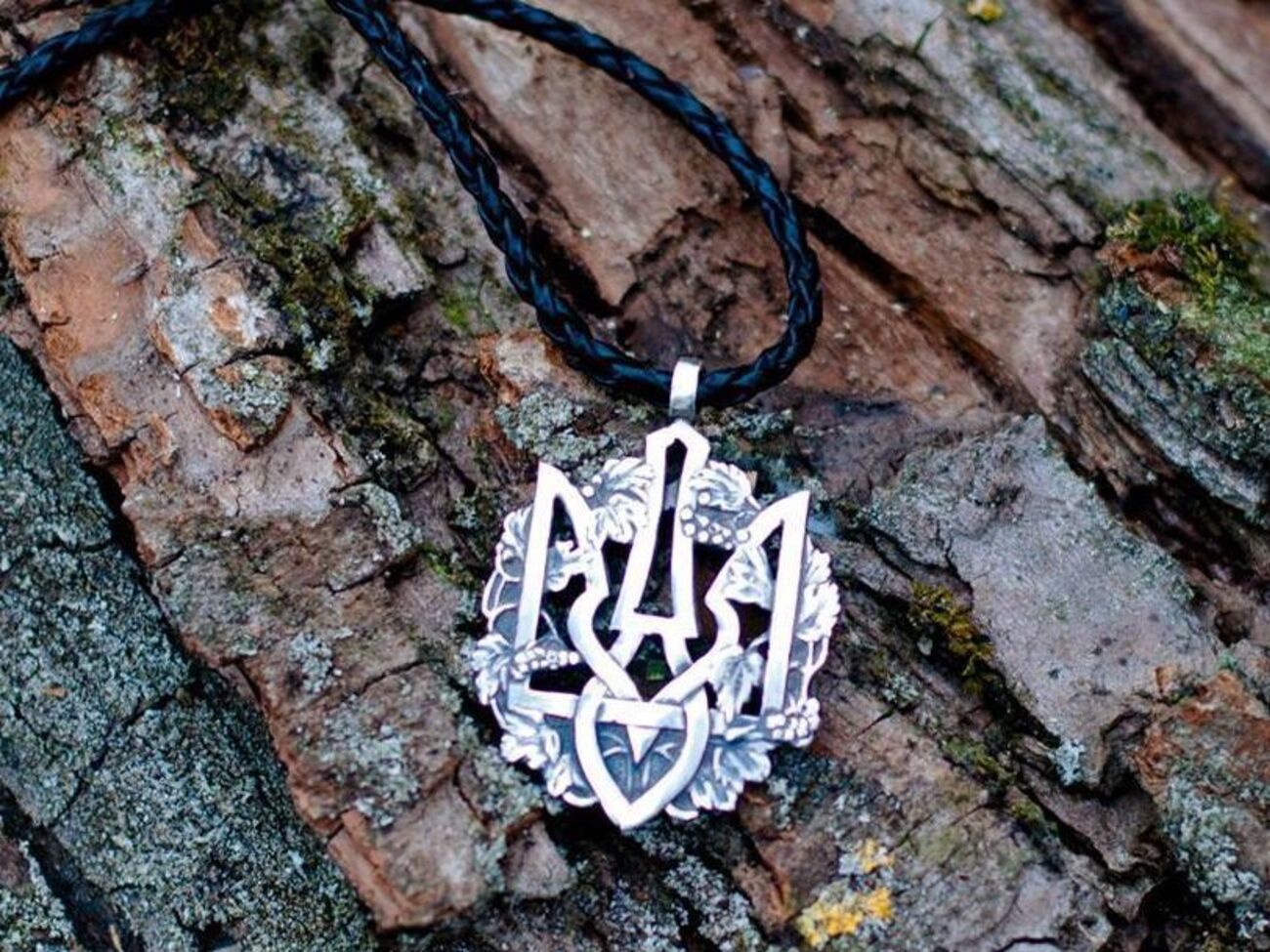 Ст. 20 Конституції України визначає тризуб головним елементом великого державного герба України