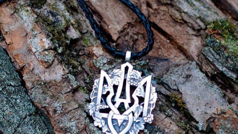 Ст. 20 Конституції України визначає тризуб головним елементом великого державного герба України