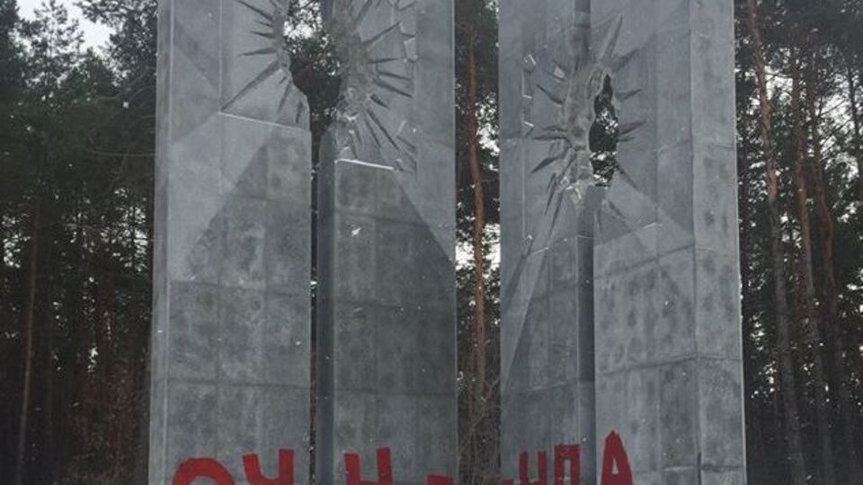 Группу злоумышленников считают виновной в осквернении памятников в Киевской и Львовской областях