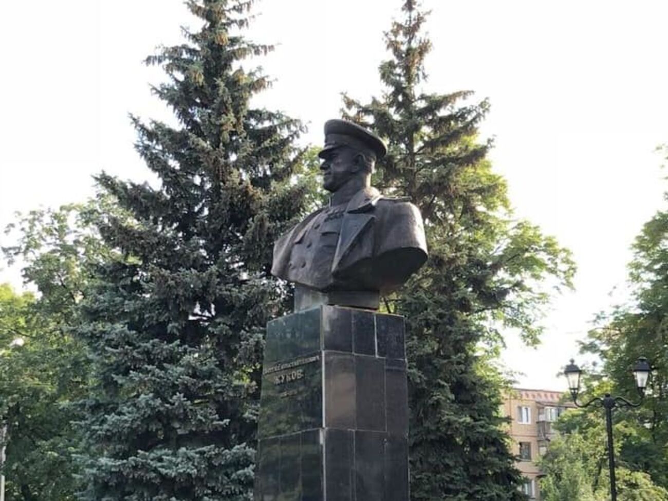 Знесений активістами бюст Жукова відновили, він стоїть на проспекті