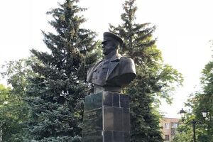 Снесенный активистами бюст Жукова восстановили, он стоит на проспекте