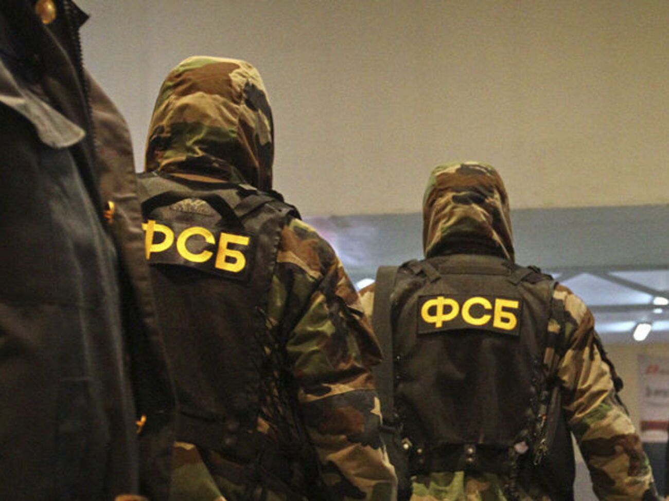 Співробітники ФСБ відкрили провадження за статтею "незаконне придбання, зберігання, перевезення вибухових речовин і боєприпасів, вчинені групою осіб за попередньою змовою"