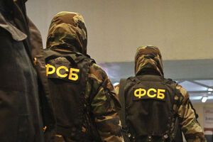 Співробітники ФСБ відкрили провадження за статтею "незаконне придбання, зберігання, перевезення вибухових речовин і боєприпасів, вчинені групою осіб за попередньою змовою"