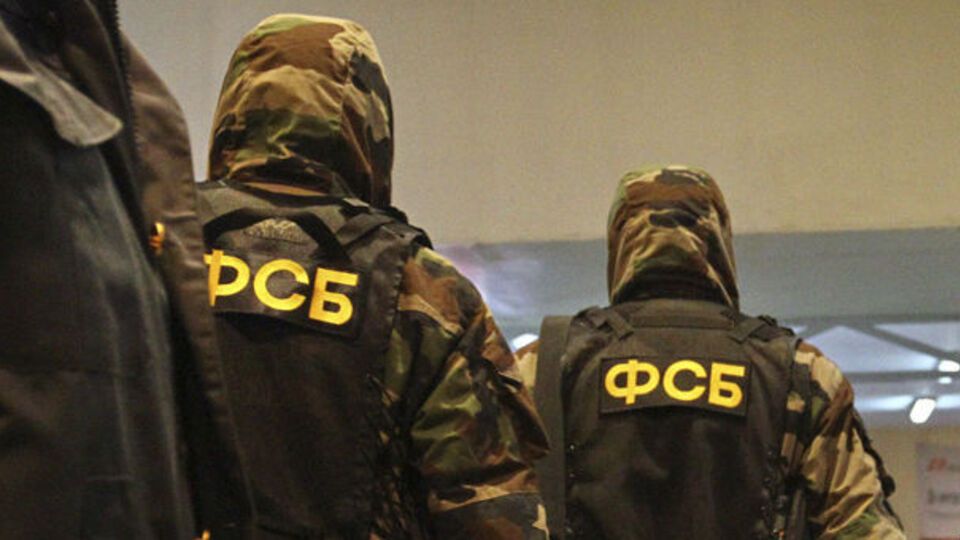 Співробітники ФСБ відкрили провадження за статтею "незаконне придбання, зберігання, перевезення вибухових речовин і боєприпасів, вчинені групою осіб за попередньою змовою"