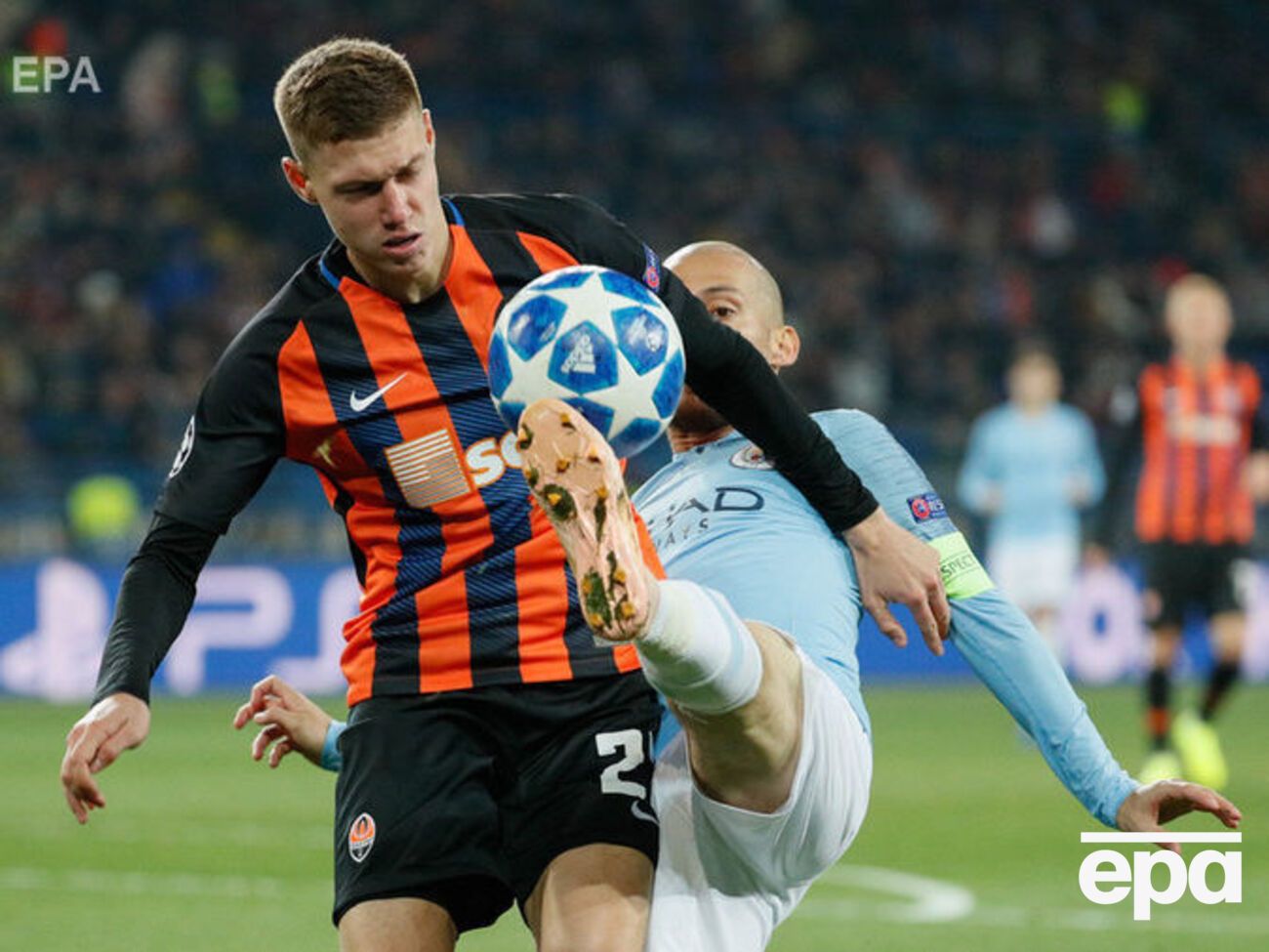 Матвиенко (слева) в текущем сезоне сыграл 21 матч за "Шахтер"