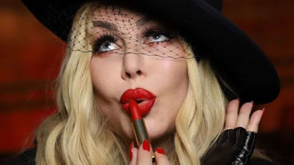 Білик з'явилася в образі жінки-вамп