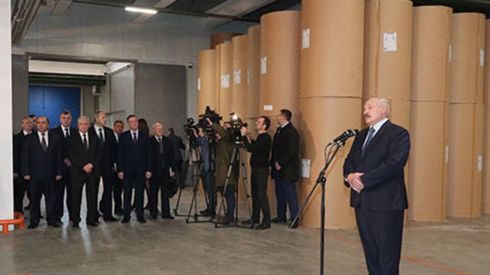 Лукашенко: Перед Новим роком нам доводиться стояти на колінах і вимолювати нафтопродукти