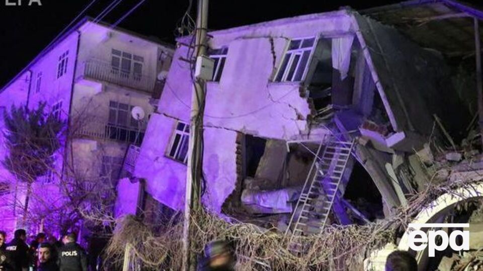 После землетрясения произошло несколько десятков афтершоков