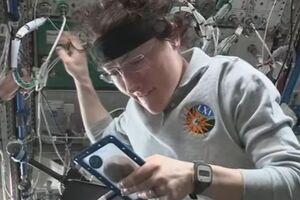 Астронавты испытывали печь, рассчитанную на работу в условиях нулевой гравитации