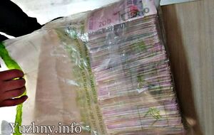 Чоловік побачив назву банку на пакеті