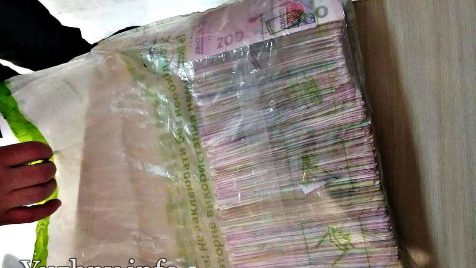 Чоловік побачив назву банку на пакеті