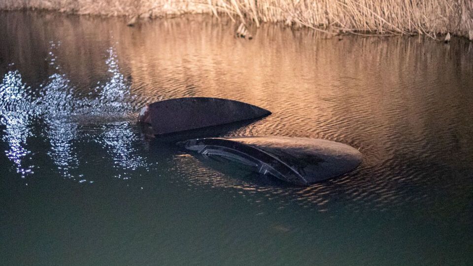 Чоловікові й дитині вдалося вибратися з потонулого авто