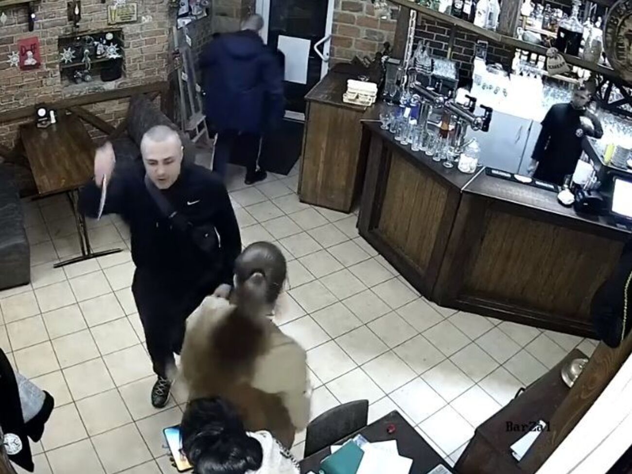 Посетитель заведения угрожал девушке ножом