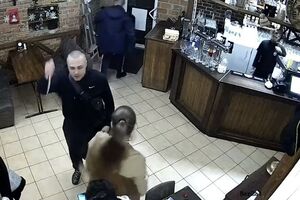 Посетитель заведения угрожал девушке ножом