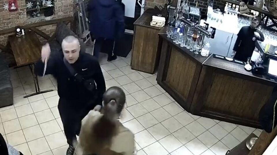 Відвідувач закладу погрожував дівчині ножем