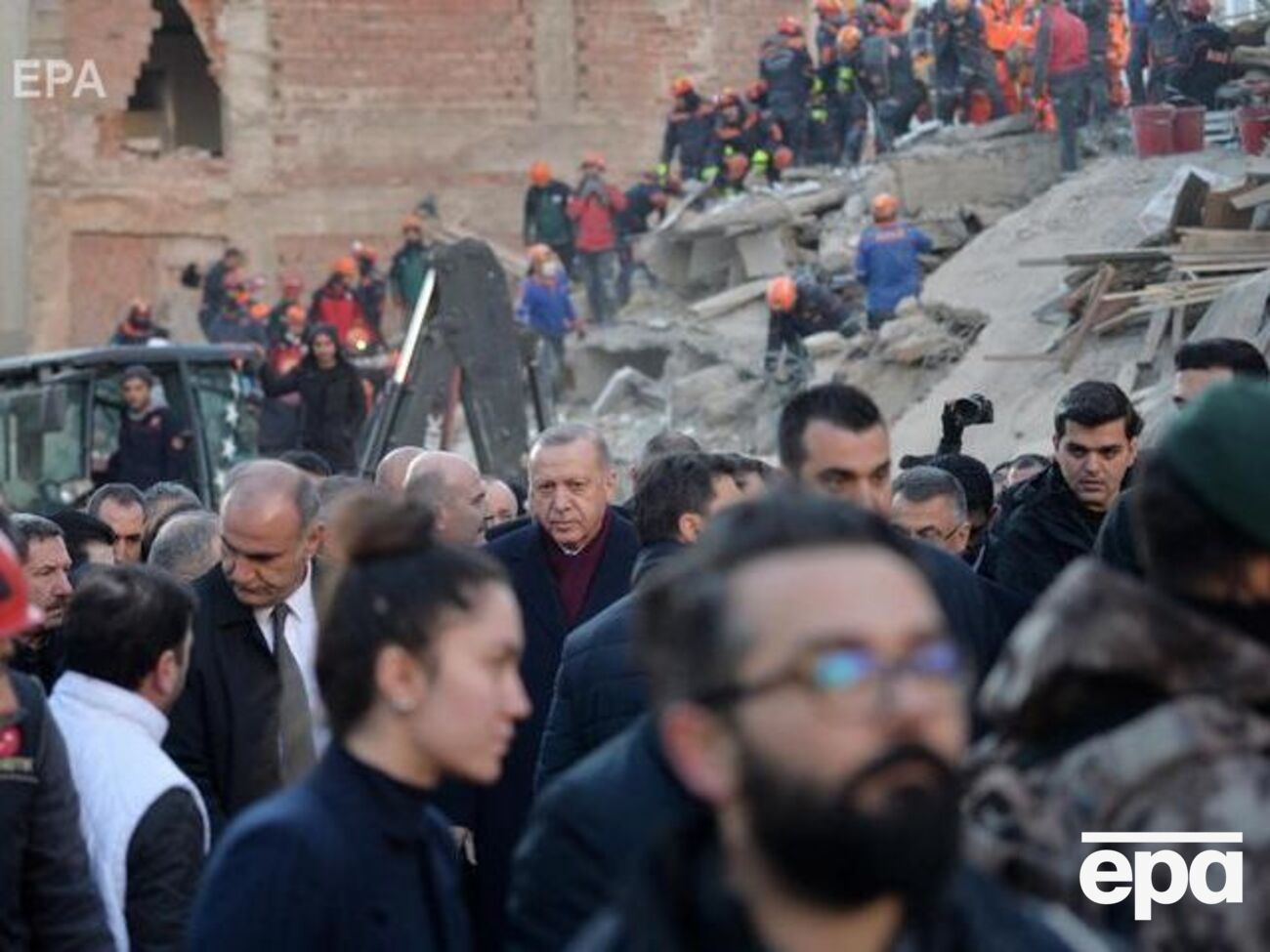 В результате землетрясения 72 здания разрушились