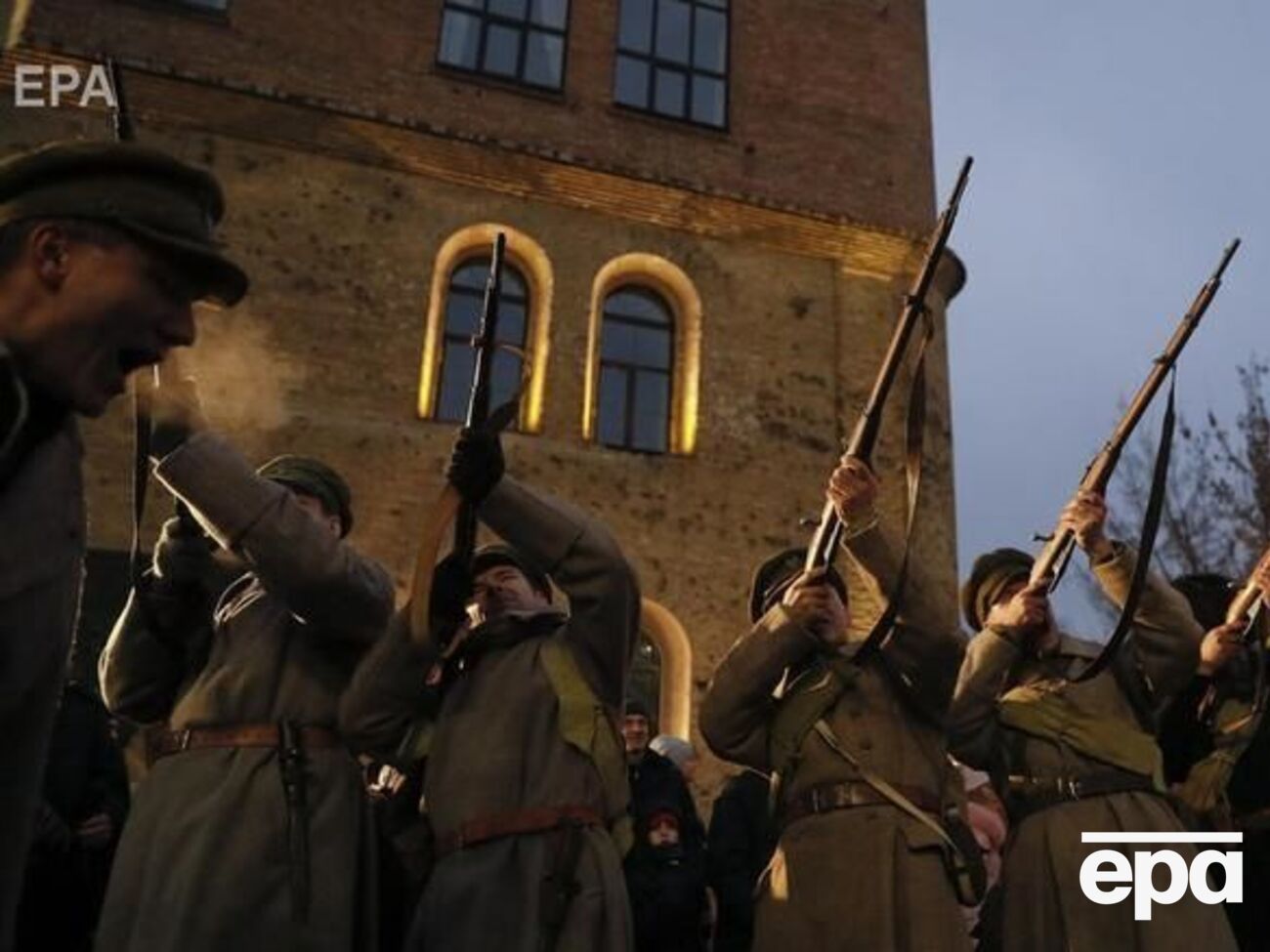 В ходе реконструкции боя использовались холостые патроны