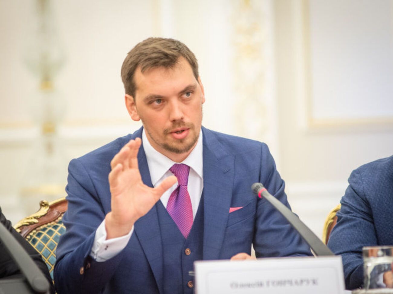 Гончарук повідомив, що в пасажирів, які прибули з Китаю, симптомів коронавірусу не виявили
