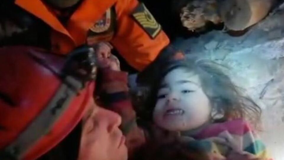 Девочку спасатели вытащили первой