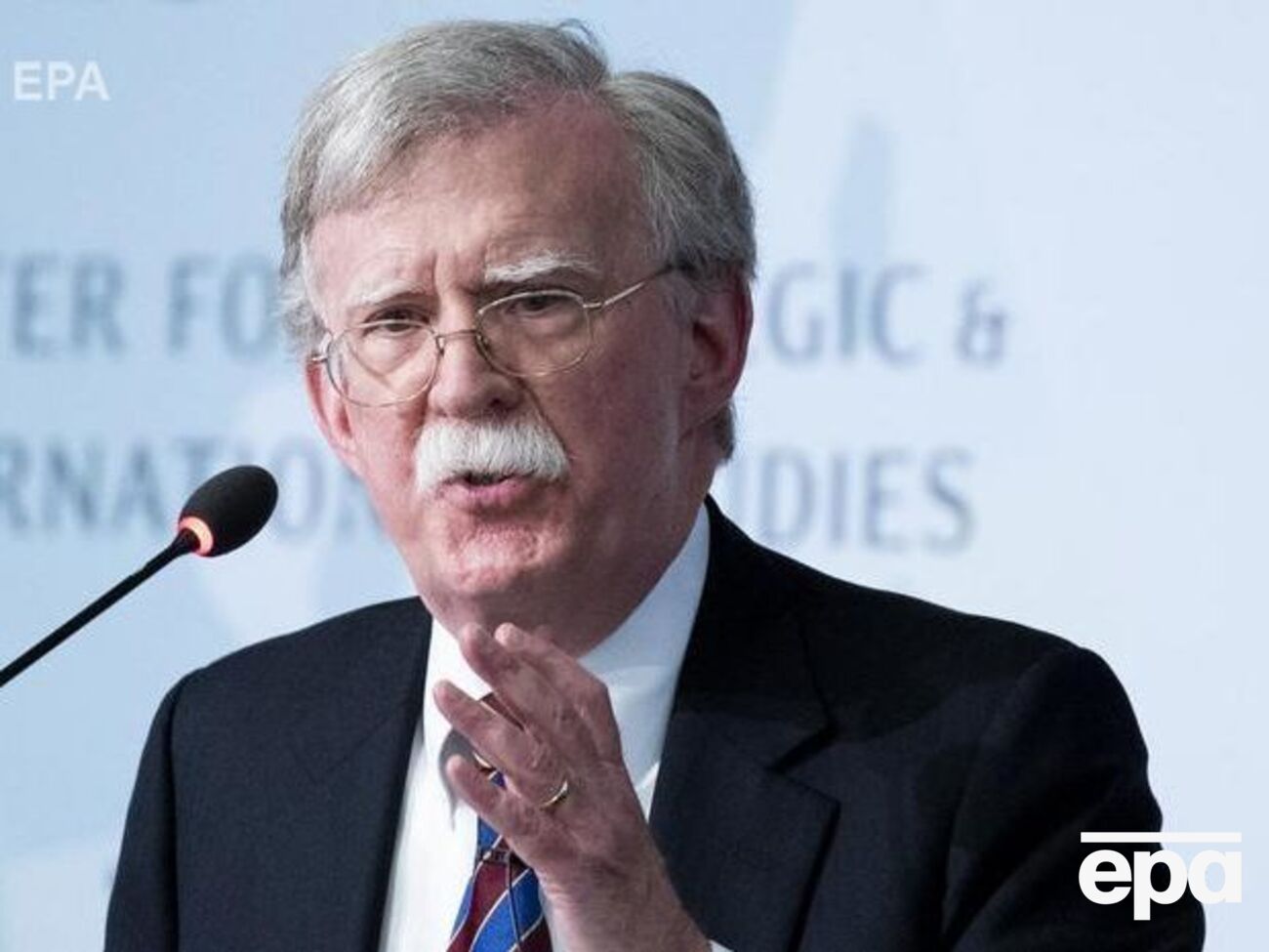 Болтон распространял черновик рукописи среди своих соратников