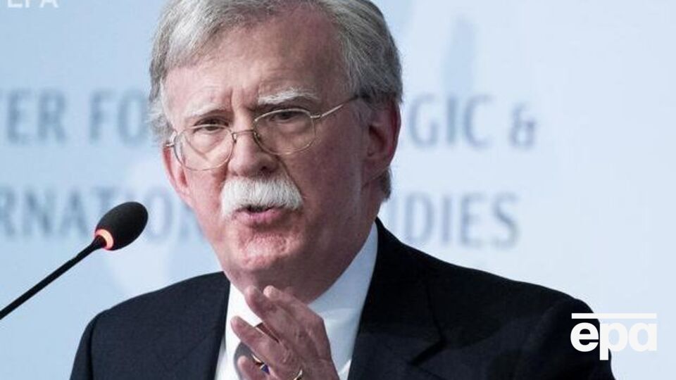 Болтон распространял черновик рукописи среди своих соратников