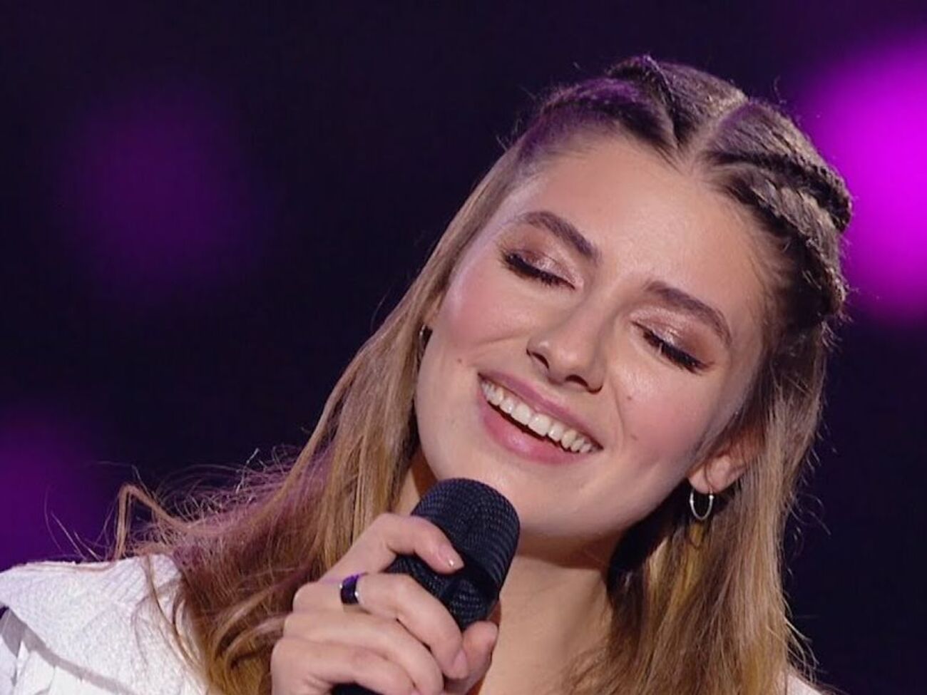 Петрожицкая исполнила песню "Голубка" из репертуара украинской группы Vivienne Mort