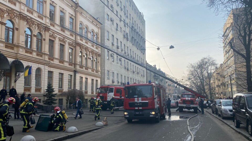 К тушению привлекли 30 человек личного состава и 10 единиц техники