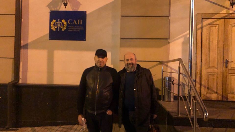Альперін (ліворуч) має носити електронний браслет два місяці з дня внесення застави